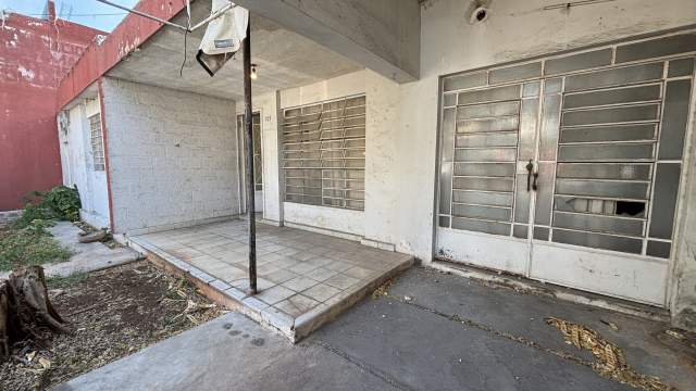 Casa para remodelar, de 3 habitaciones, en avenida al oriente de la ciudad.