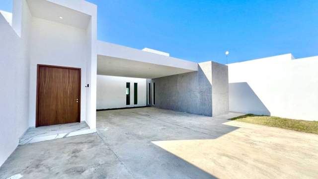 Casa con recámara en PLANTA BAJA, alberca y cochera techada.