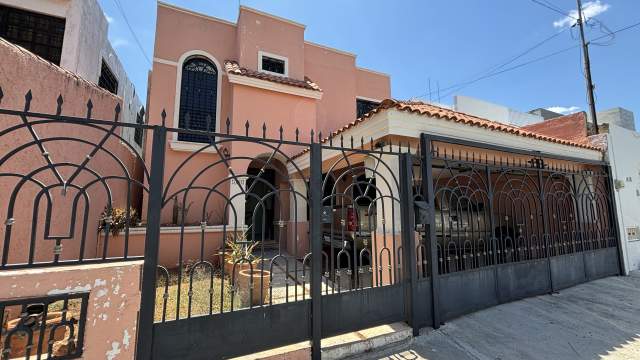 Casa amueblada, de 3 recámaras y cuarto de servicio independiente, al norte de la ciudad.