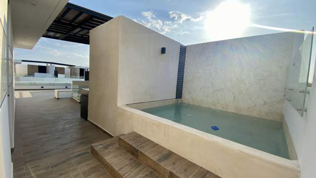 Townhouse de 2 recámaras,con Roof Top y alberca, en Cholul.