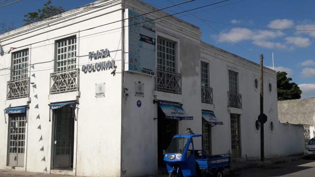 Plaza comercial con 9 locales, ubicada en el centro.