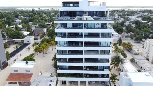 Estrena departamento amueblado, en primera fila de Chicxulub Puerto.