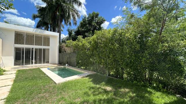 Casa en el Club de Golf La Ceiba, remodelada y con habitación independiente.