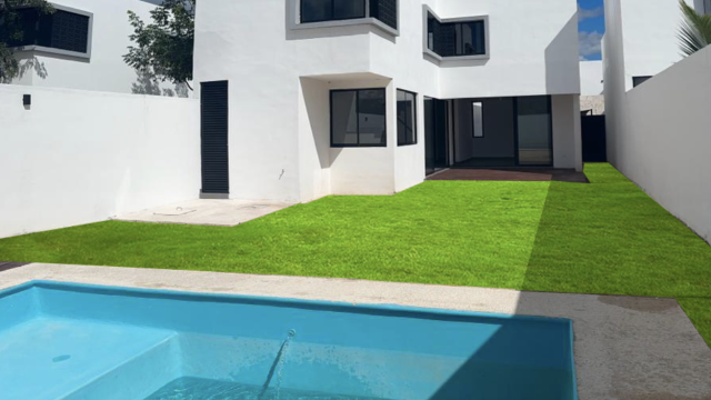 Casa Girasol, de 3 recámaras, con piscina, dentro de privada con casa club.