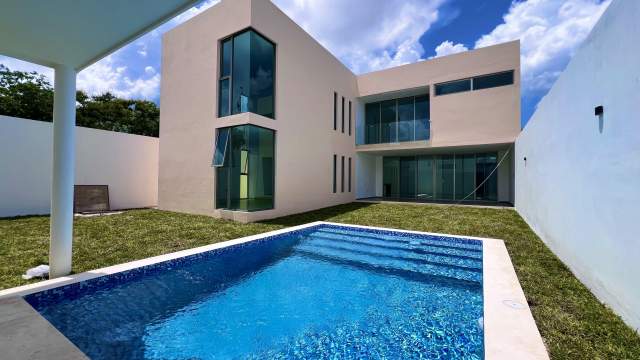 Casa de 4 recámaras; con amplio jardín, piscina y bar.