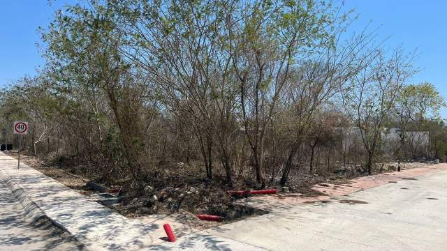 Terreno en esquina, dentro de privada Tagora en Conkal.