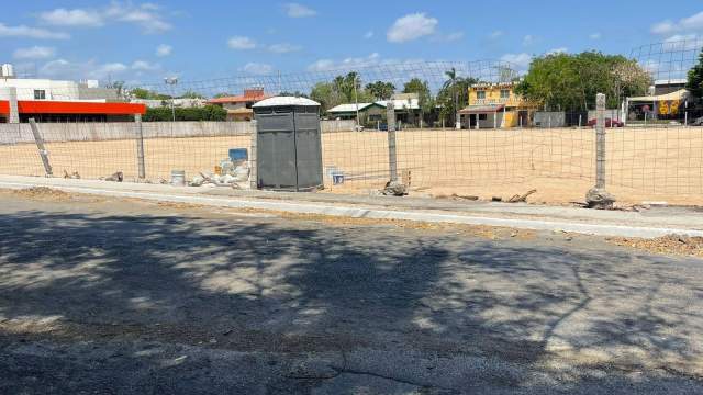 Terreno sobre esquina y glorieta, en residencial Los Pinos.