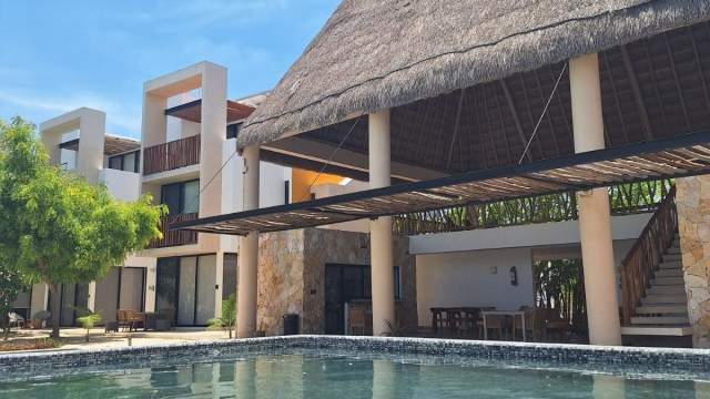 Casa de 3 recámaras, amueblada, con paneles solares y club de playa.