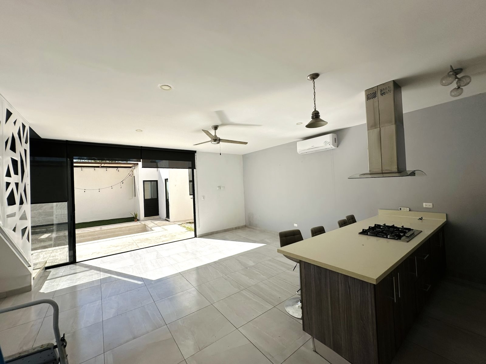 Casa en esquina, con piscina y cuarto de servicio.