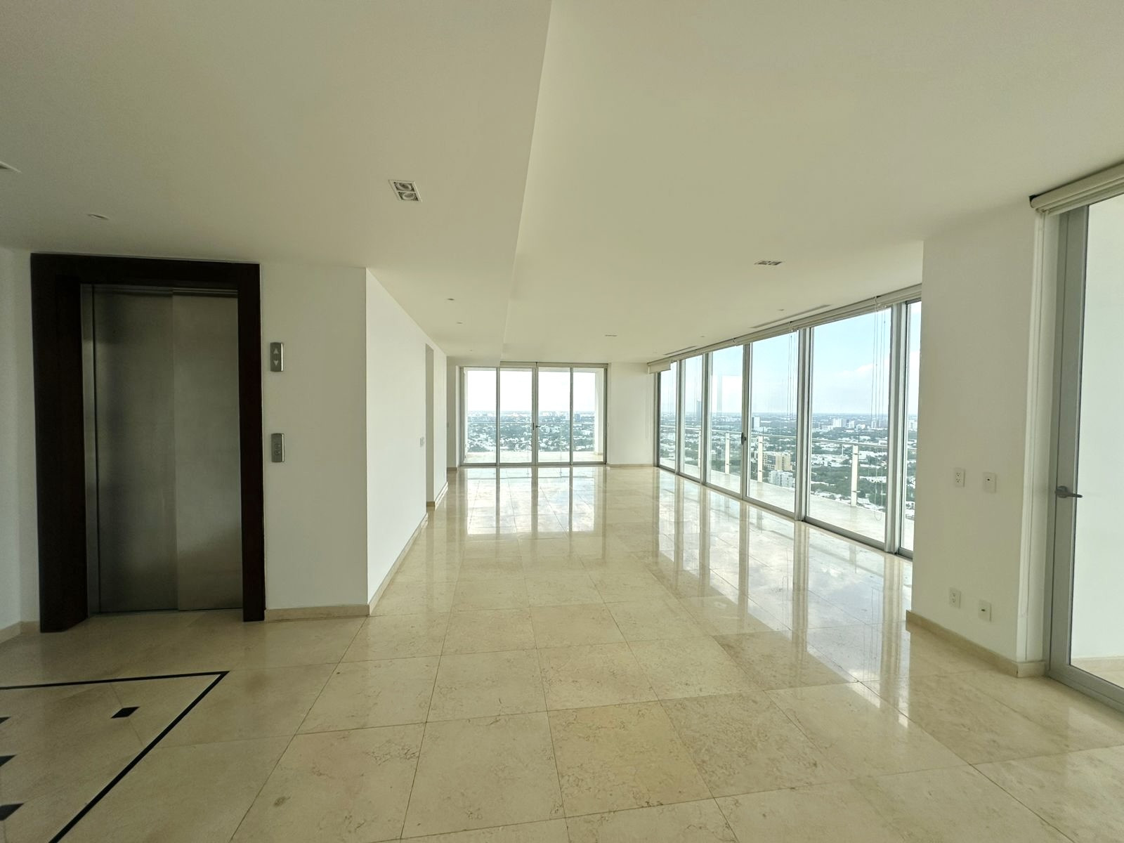 Penthouse de 3 recámaras y cuarto de servicio, en las Country Towers.