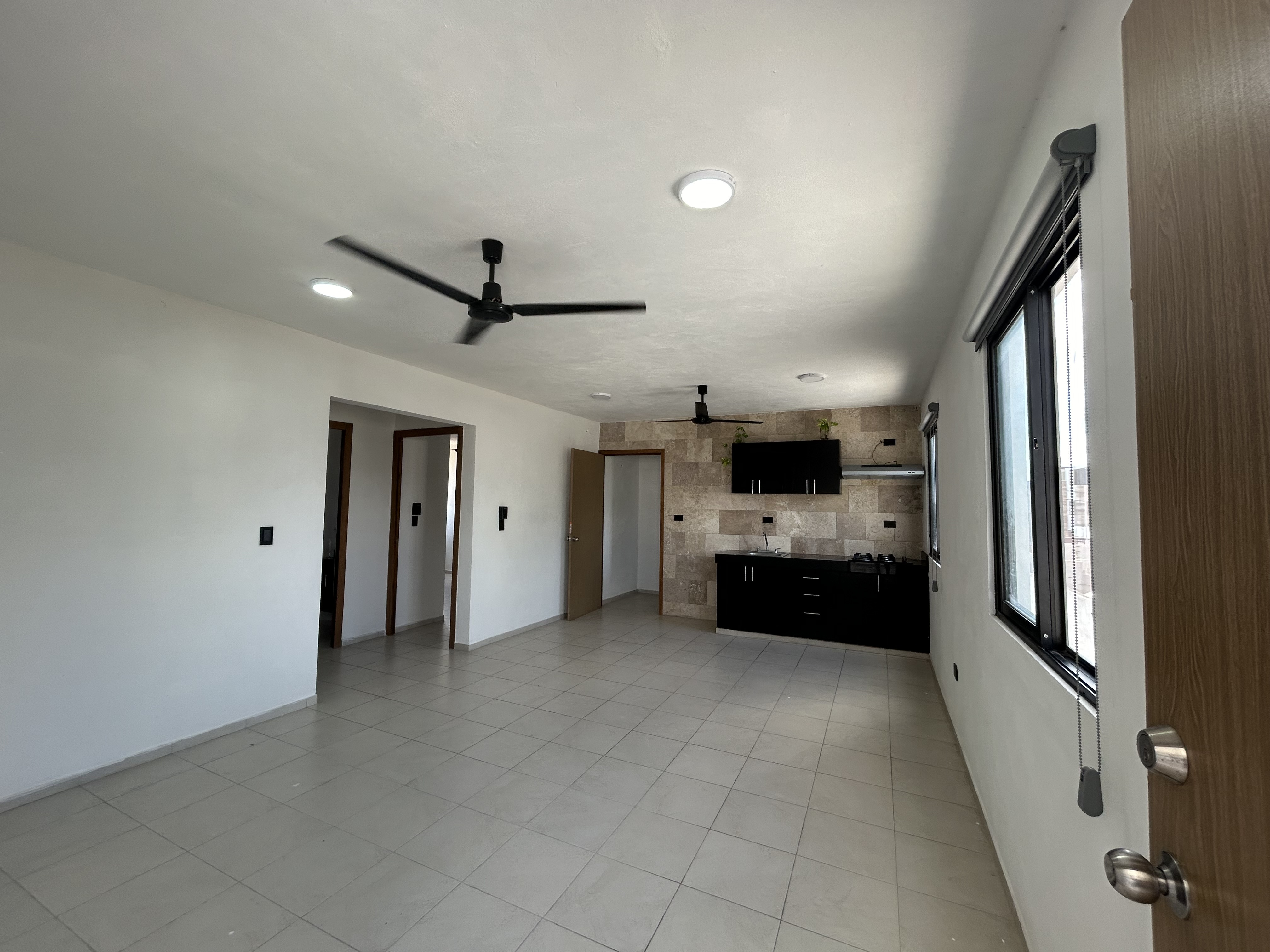 Departamento de 2 recámaras, sin amueblar, con servicios incluidos.