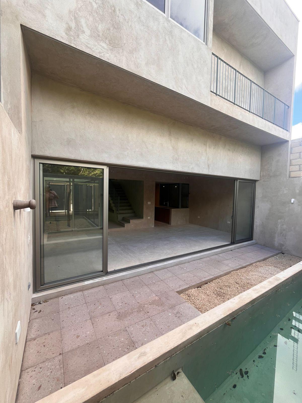Casa a estrenar, de 3 recámaras, con piscina y rooftop.