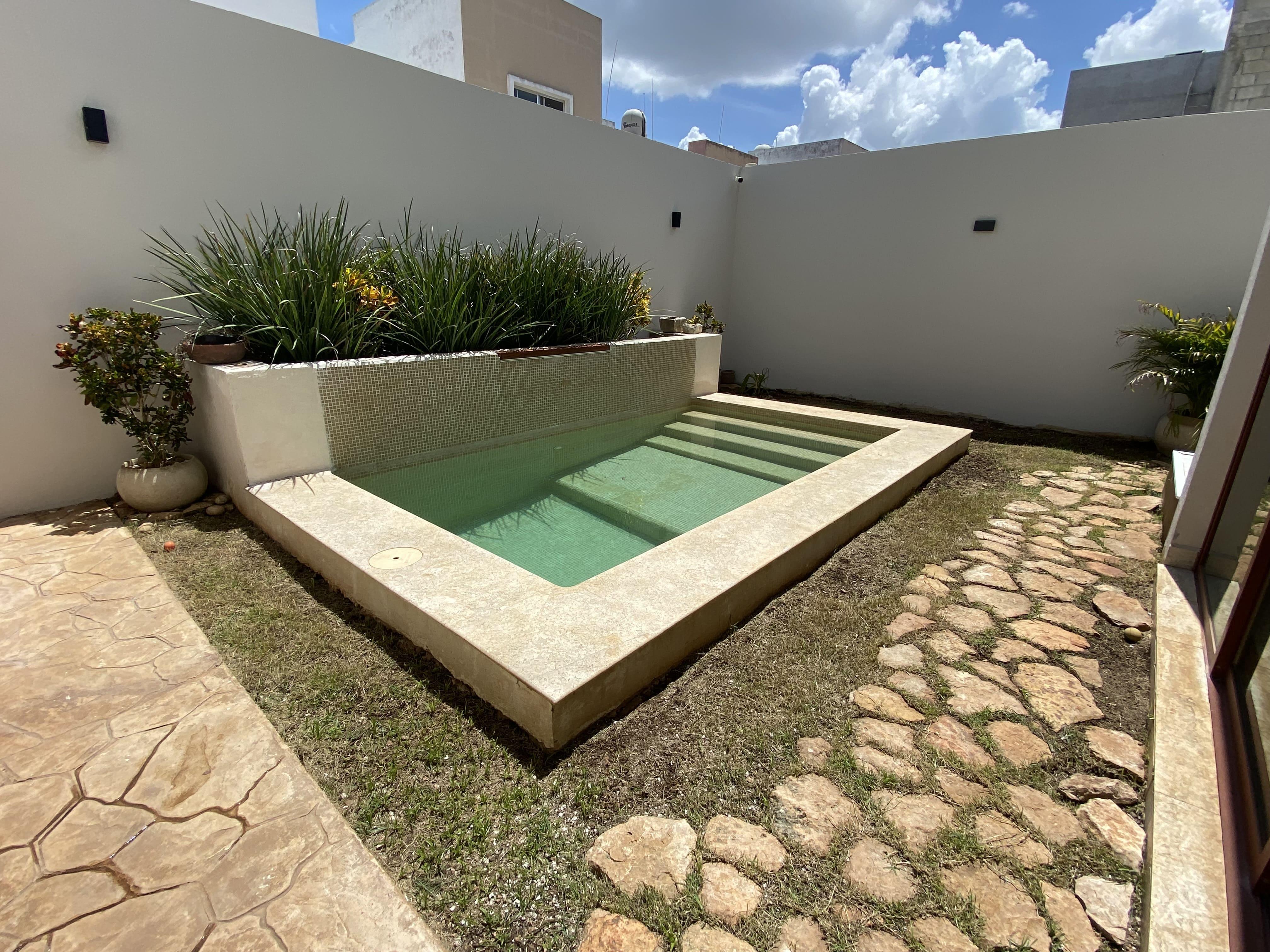 Casa con PANELES SOLARES, 3 recámaras y alberca.