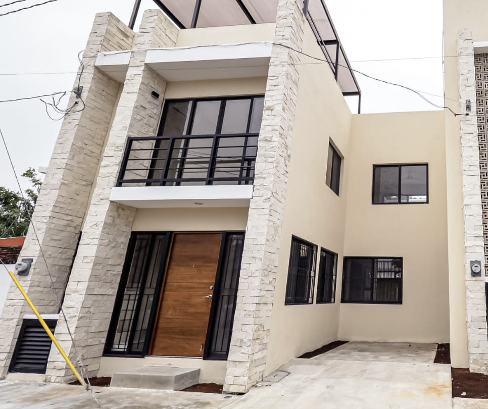 Townhouse con recámara en planta baja y rooftop con piscina.