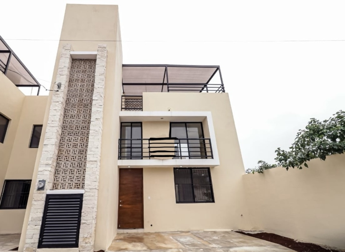 Townhouse con recámara en planta baja, y rooftop con piscina.