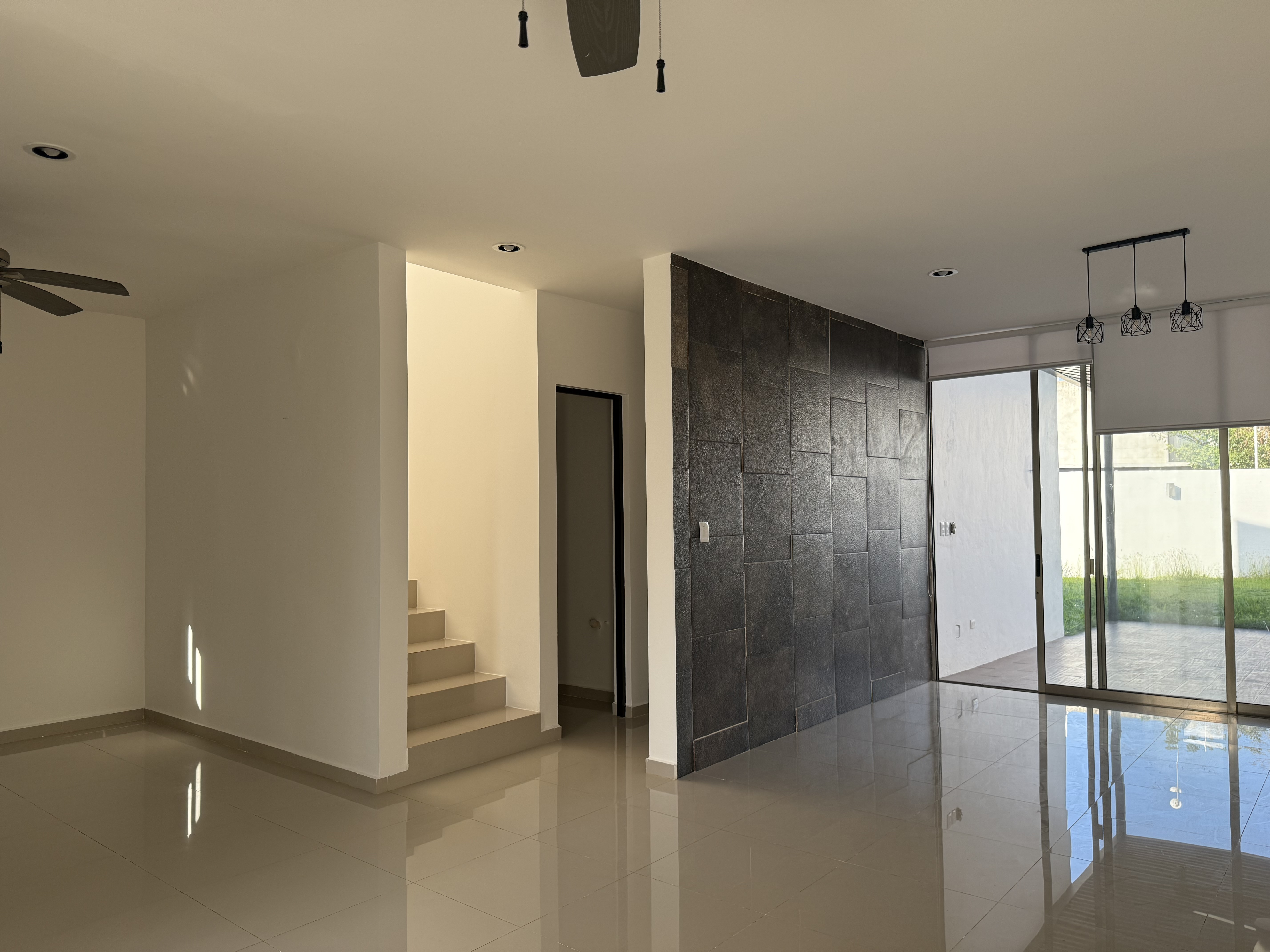 Se renta casa de 3 habitaciones, SIN AMUEBLAR, en privada.