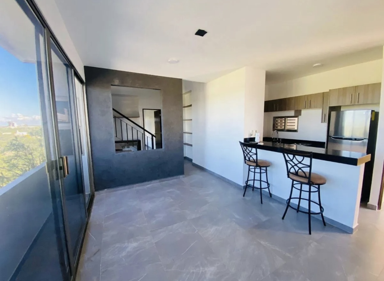 ¡PRECIO DE OPORTUNIDAD! Penthouse con rooftop privado, en Utara Towers, con elevador y amenidades.