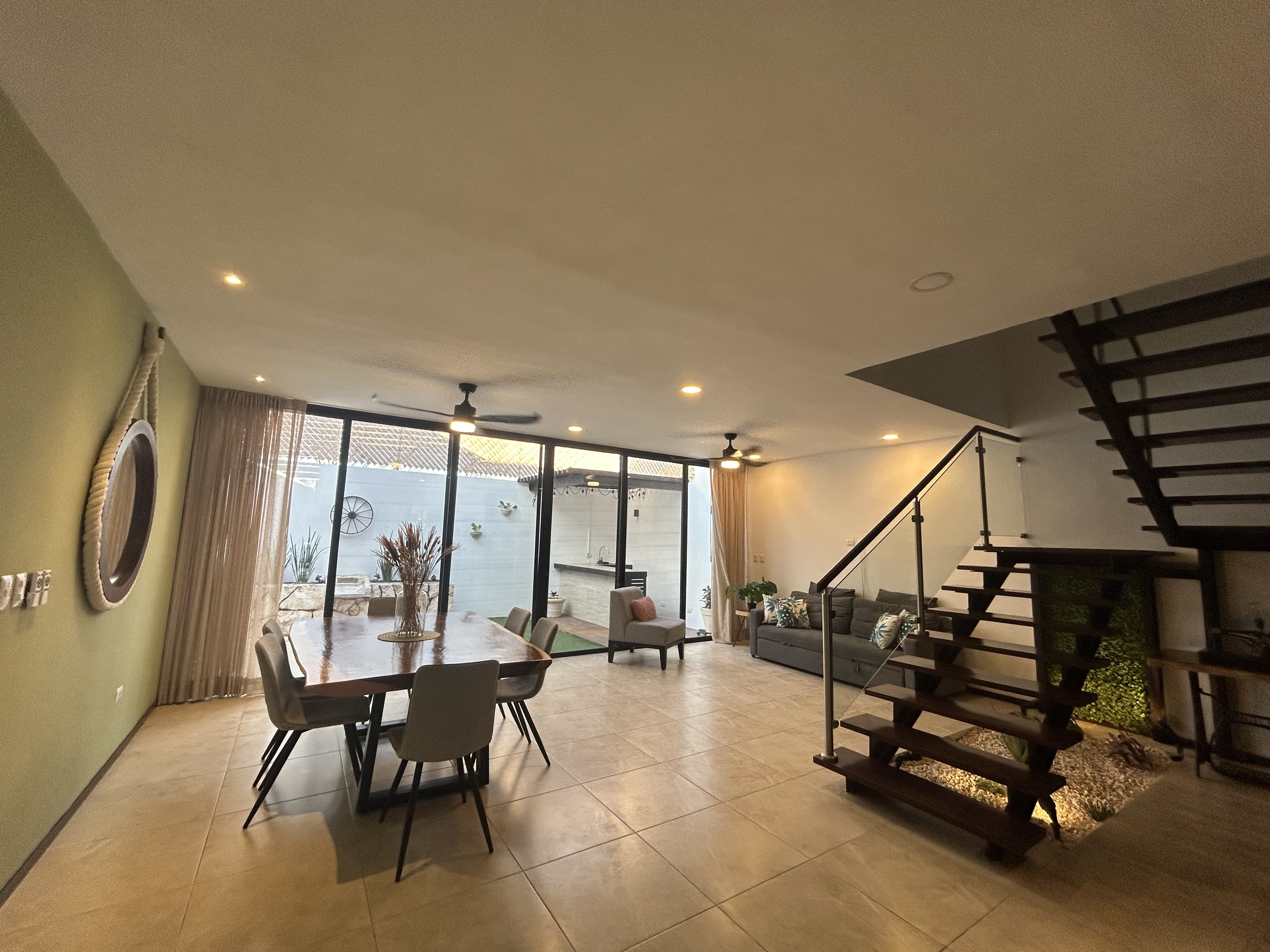 Townhouse de 3 recámaras, amueblado, en privada con paneles solares y amenidades.