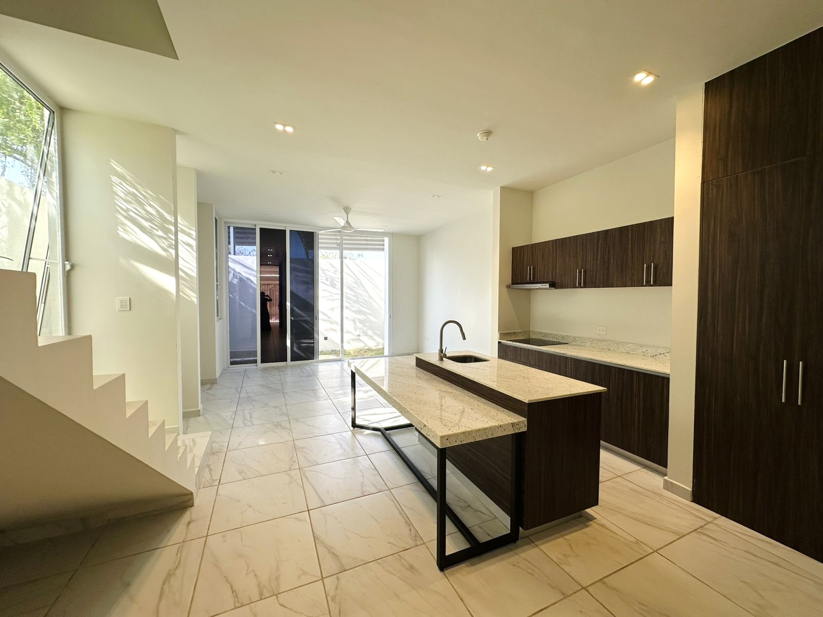 Departamento de 2 niveles, con piscina privada (1R/1.5B)