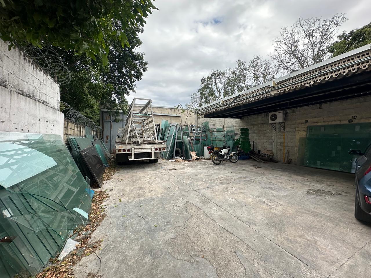 Bodega con oficinas y paneles solares, cerca de la Av. Tecnológico (Calle 60