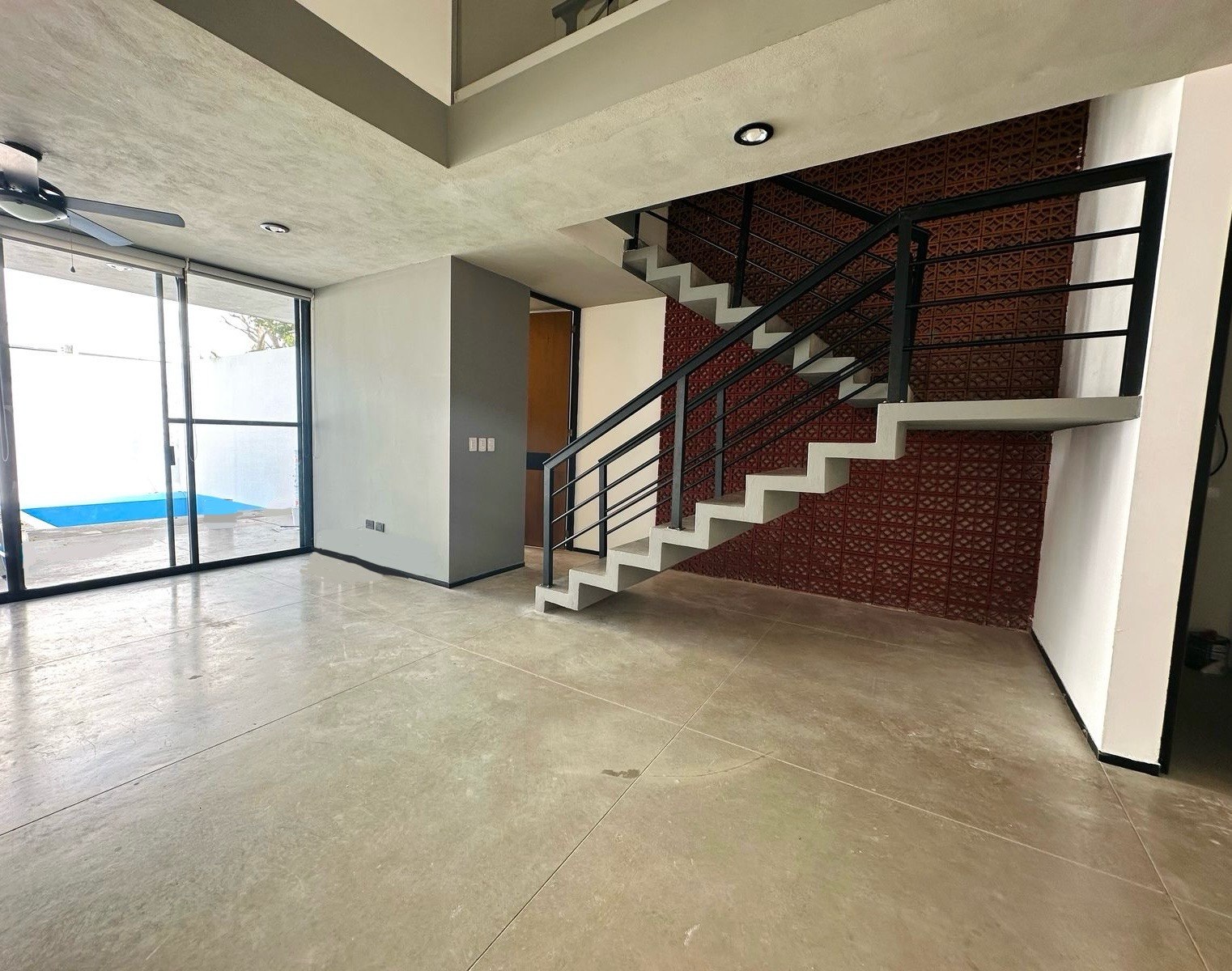 Townhouse equipado, con piscina y rooftop, en esquina.