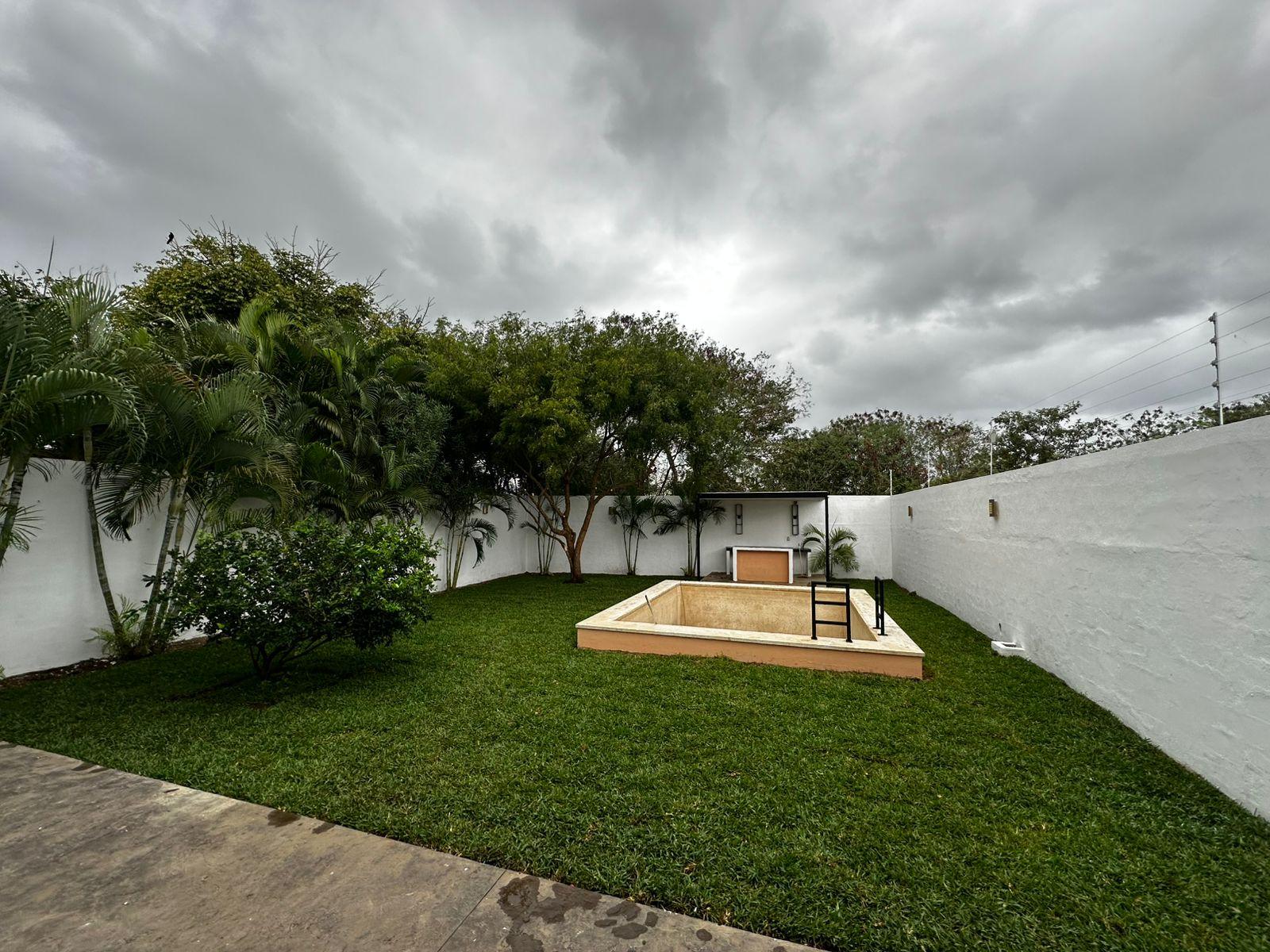 Casa de 4 recámaras, con amplio jardín y piscina.