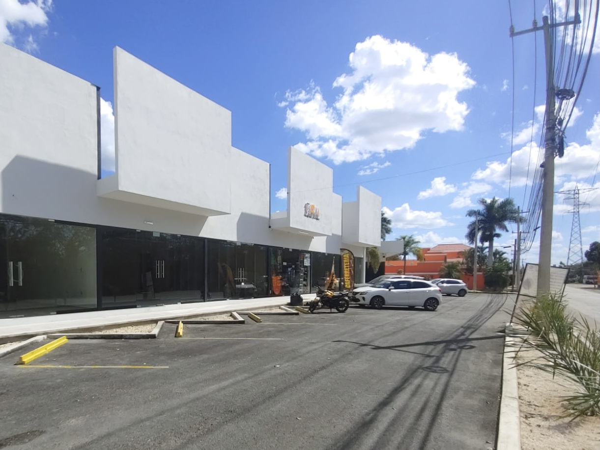 Locales en Plaza Comercial en Cholul.