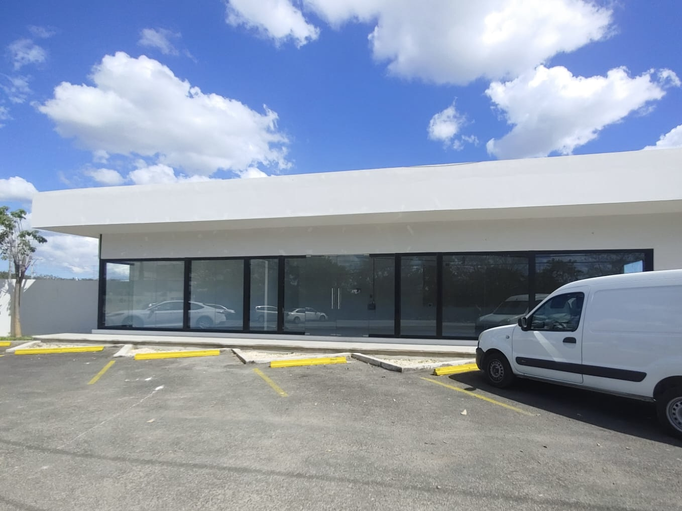 Local en Plaza Comercial en Cholul.