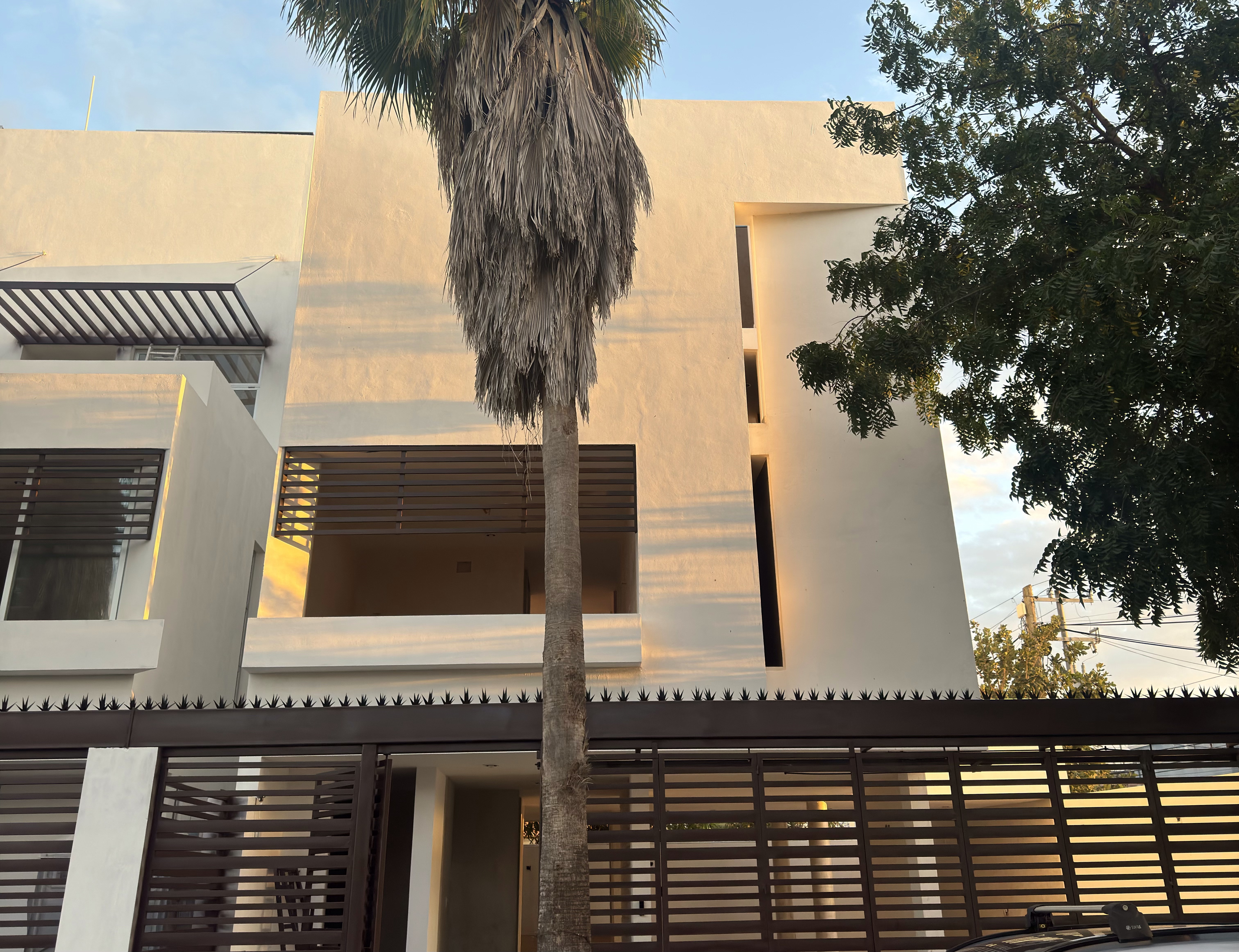 Casa inteligente con piscina, dentro de periférico.