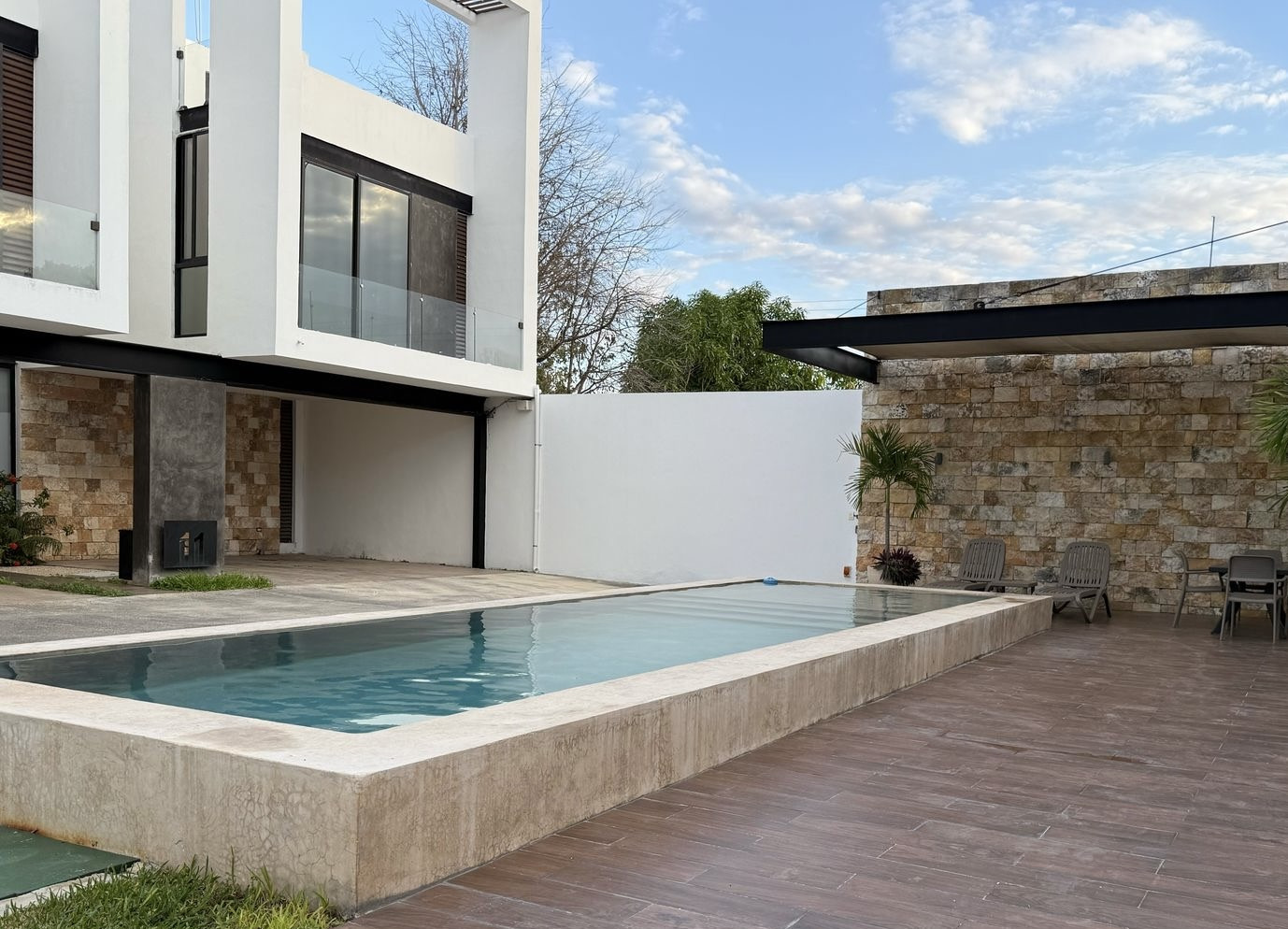 Townhouse sin muebles, dentro de privada con alberca.