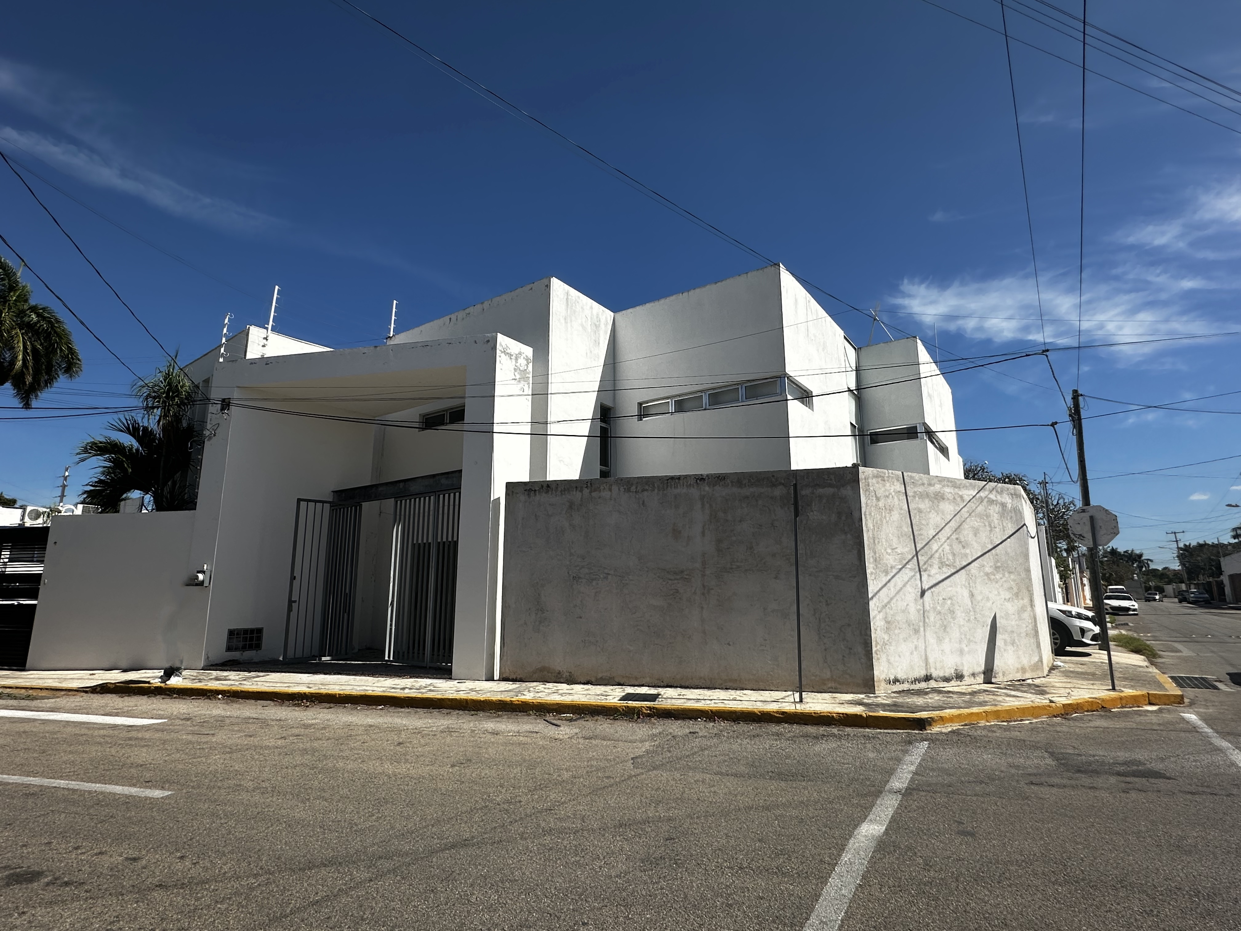 Oficina de amplios espacios, dentro de periférico en zona norte.
