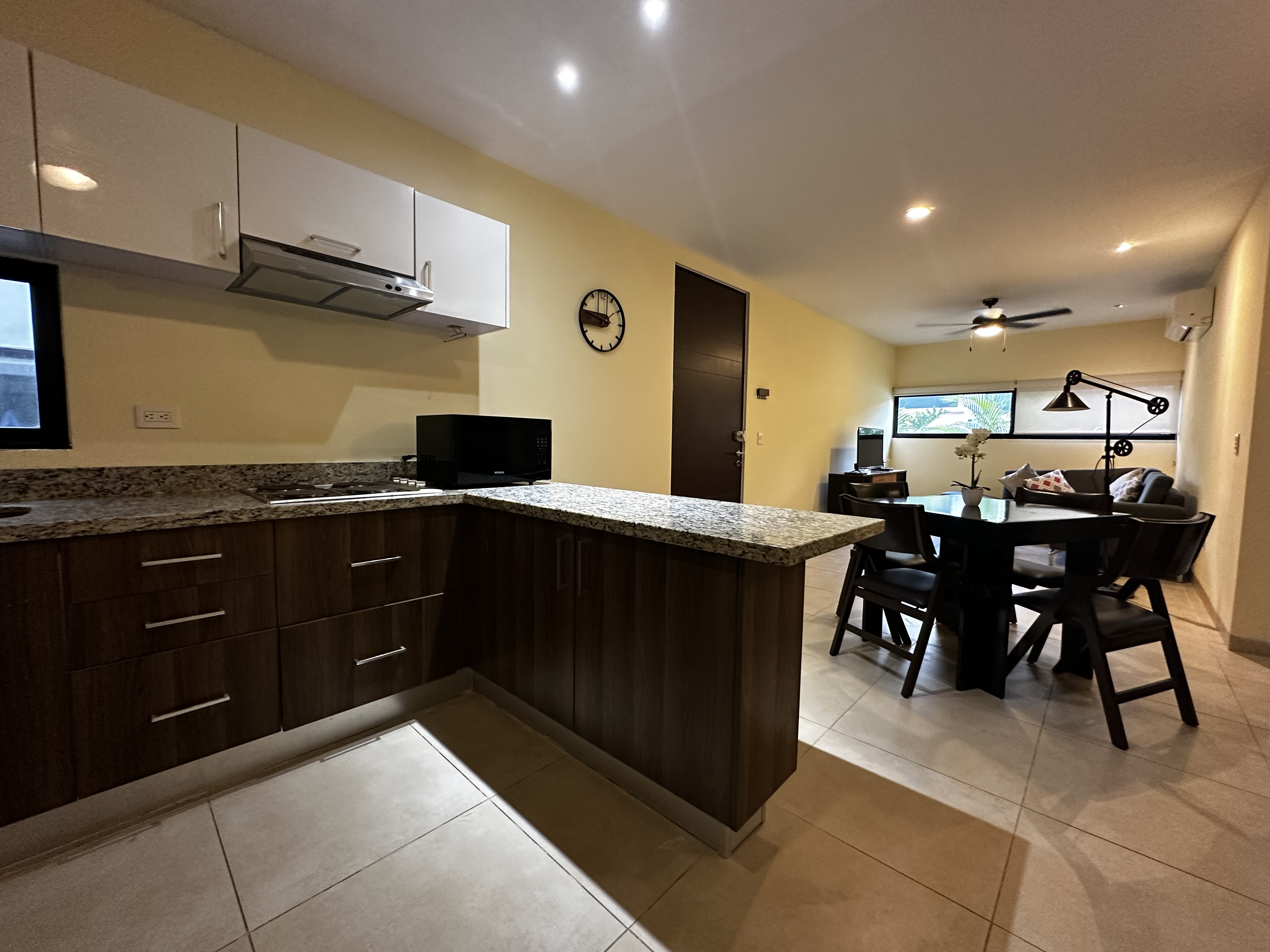 Departamento amueblado, en Planta Baja, en privada con piscina.