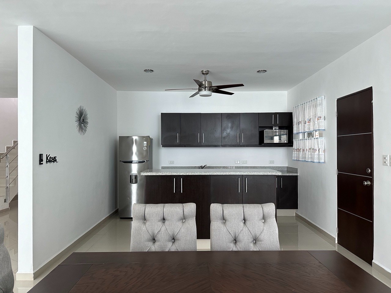 Amplia casa amueblada, de 3 recámaras, con jardín, en privada residencial.