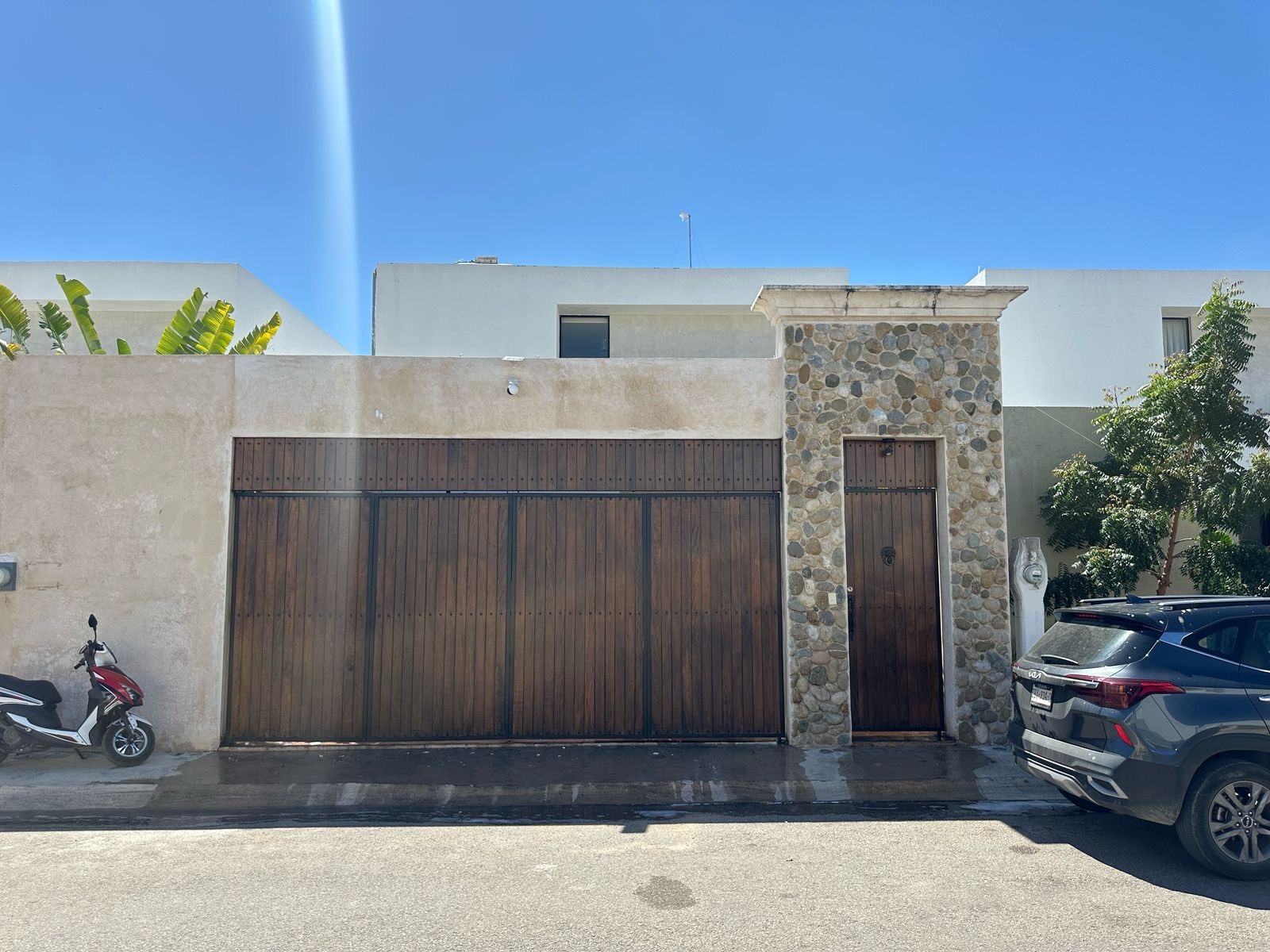 Casa en renta, SIN MUEBLES, con recámara en PLANTA BAJA y piscina.