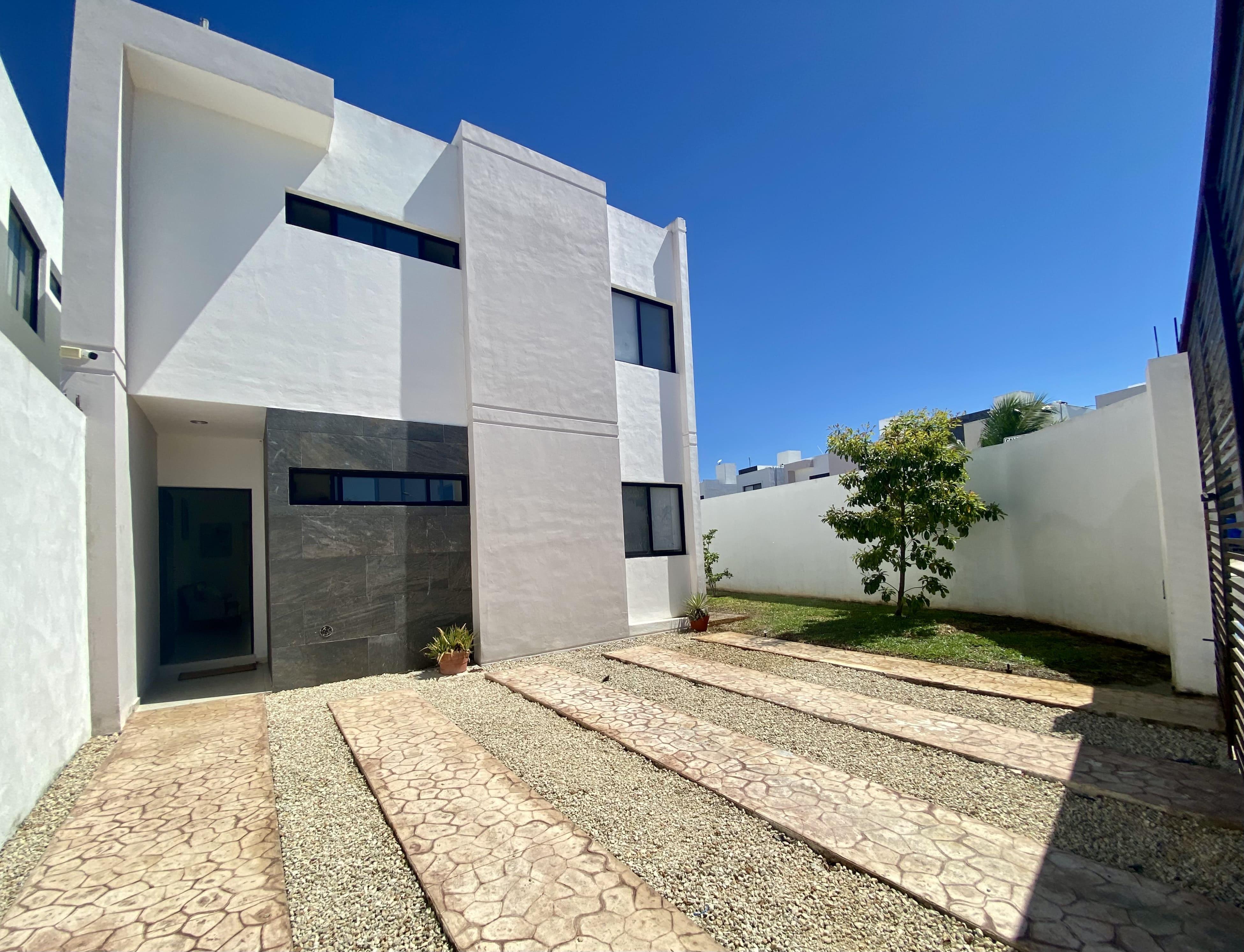 Casa en renta, amueblada de 3 recámaras con alberca.