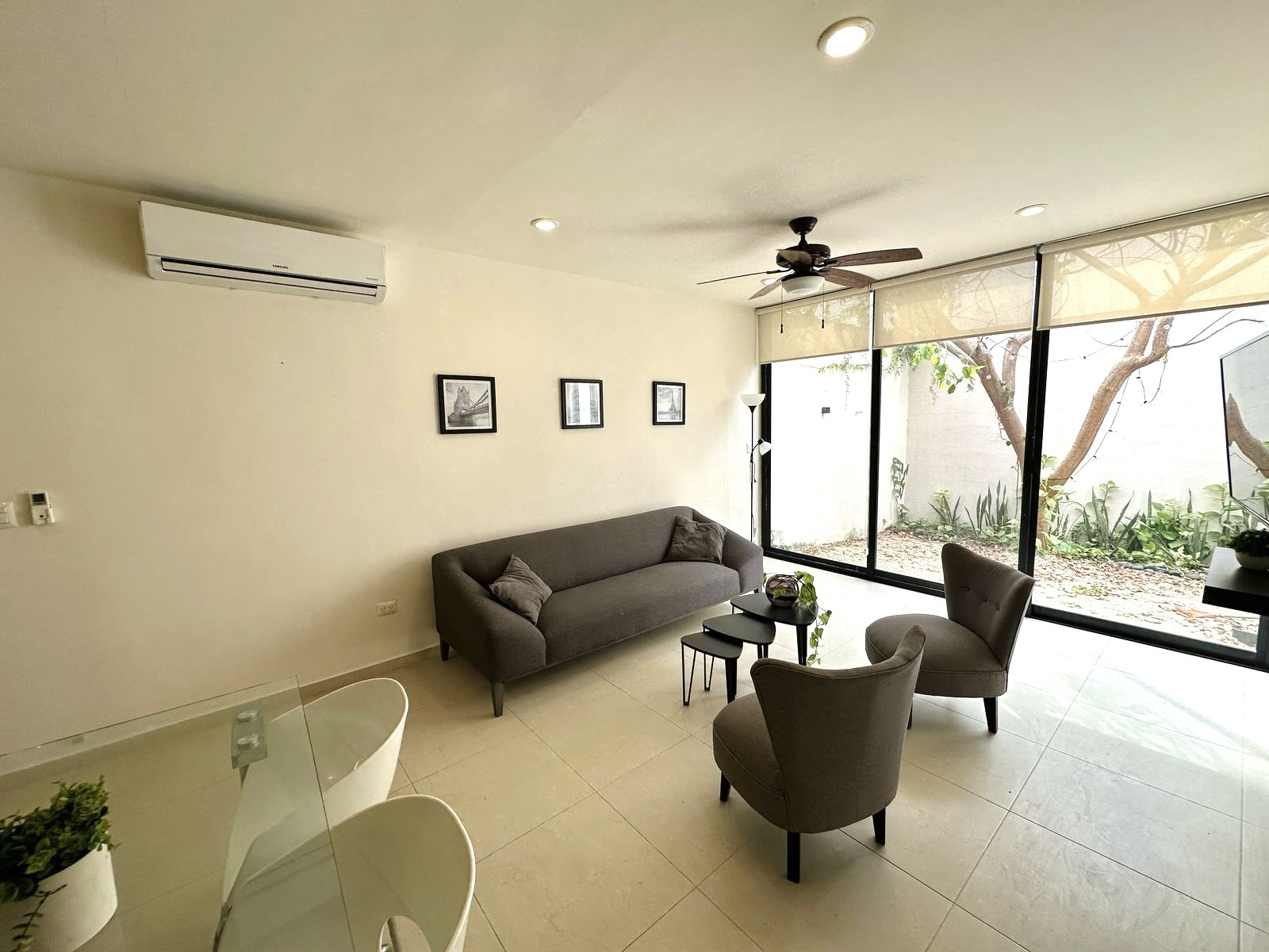 Townhouse amueblado, con jardín dentro de privada.