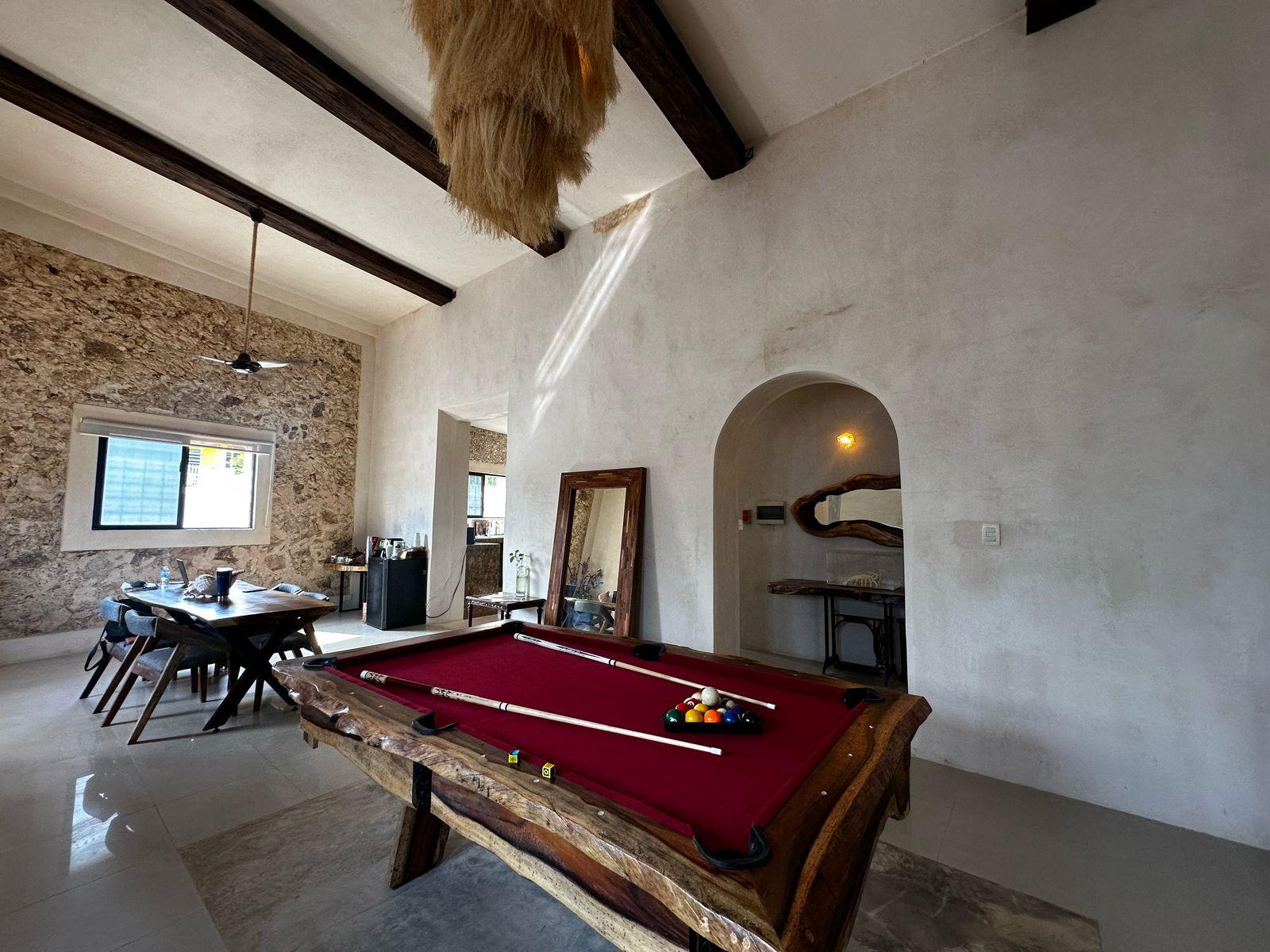 Amplia casa en esquina, con diseño exclusivo y espacios únicos.