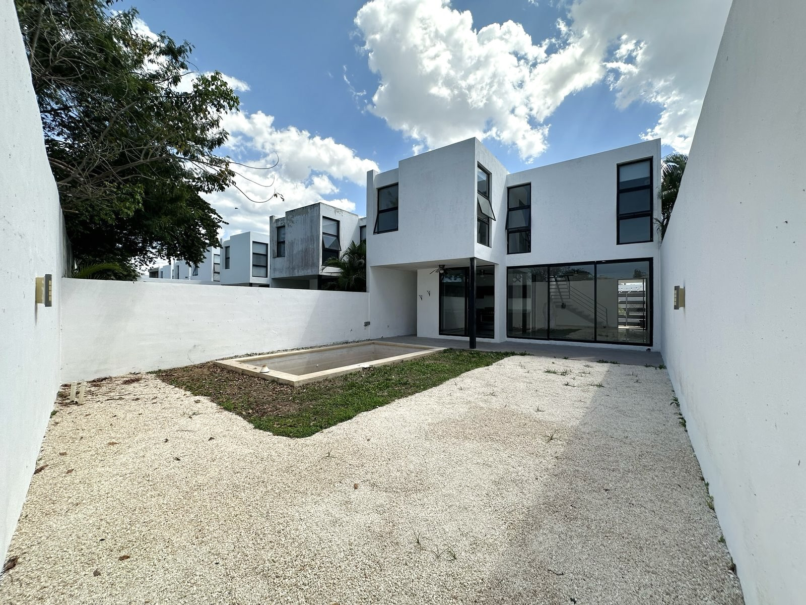 Casa con amplio jardín y piscina, detrás de la universidad Modelo.