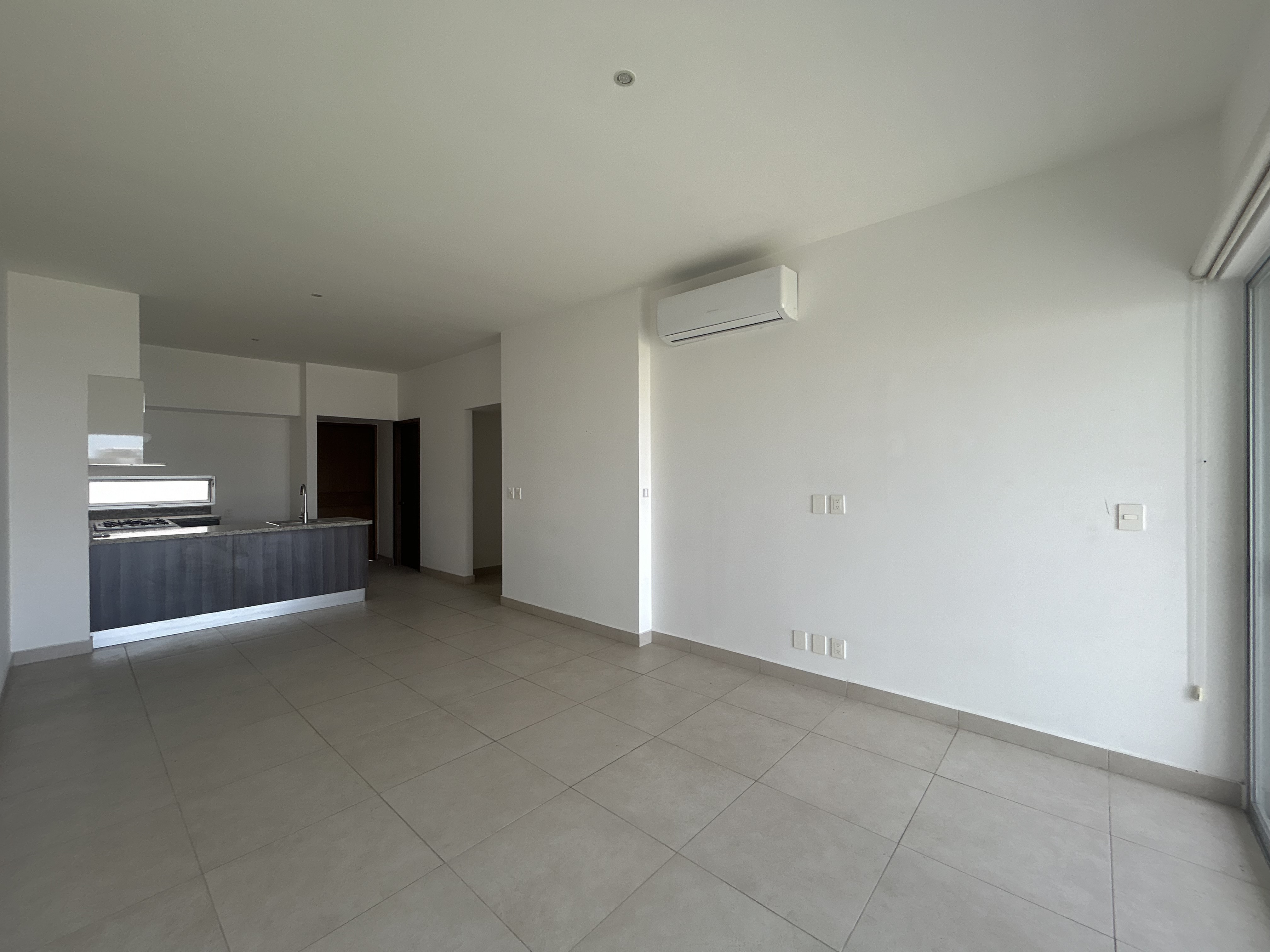 Departamento de 2 recámaras, sin amueblar, en Vía Montejo.