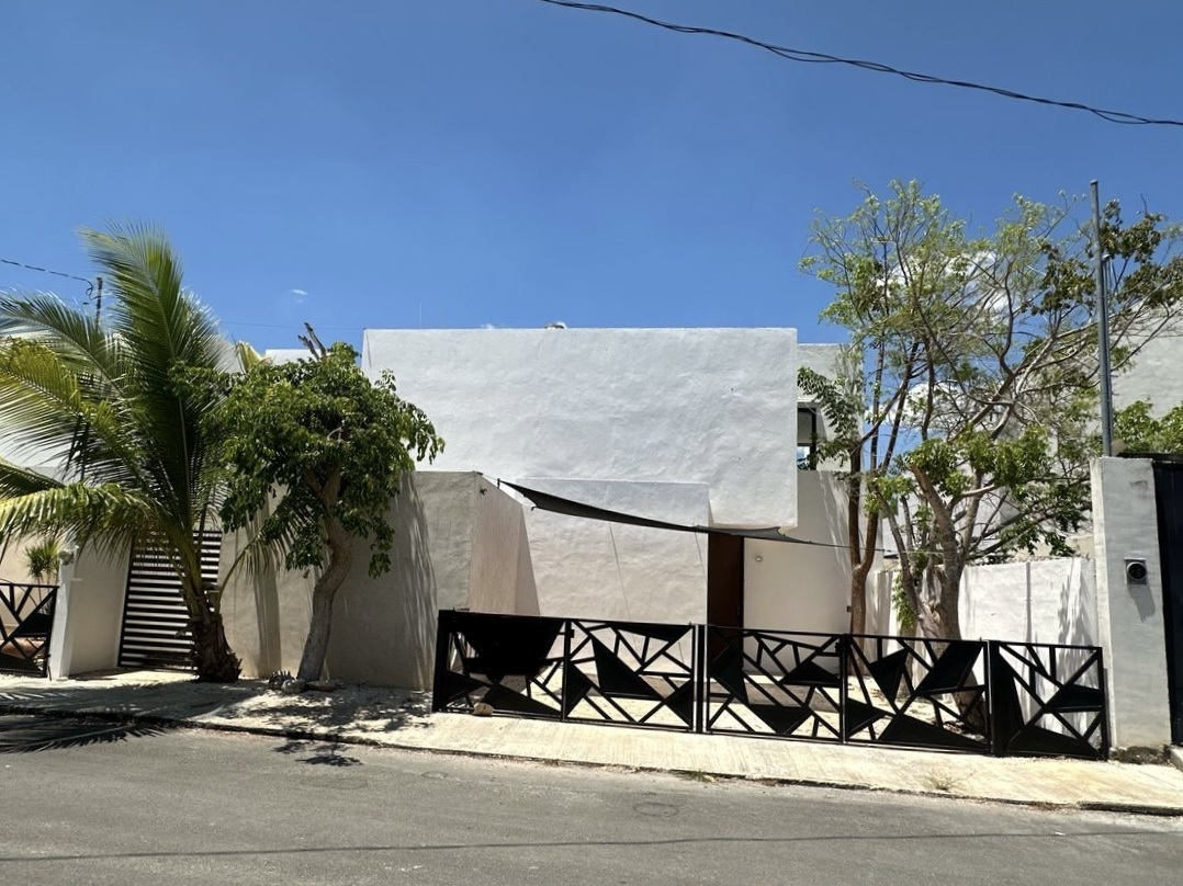 Casa de 3 recámaras (UNA EN PLANTA BAJA), con piscina, en Temozón Norte.