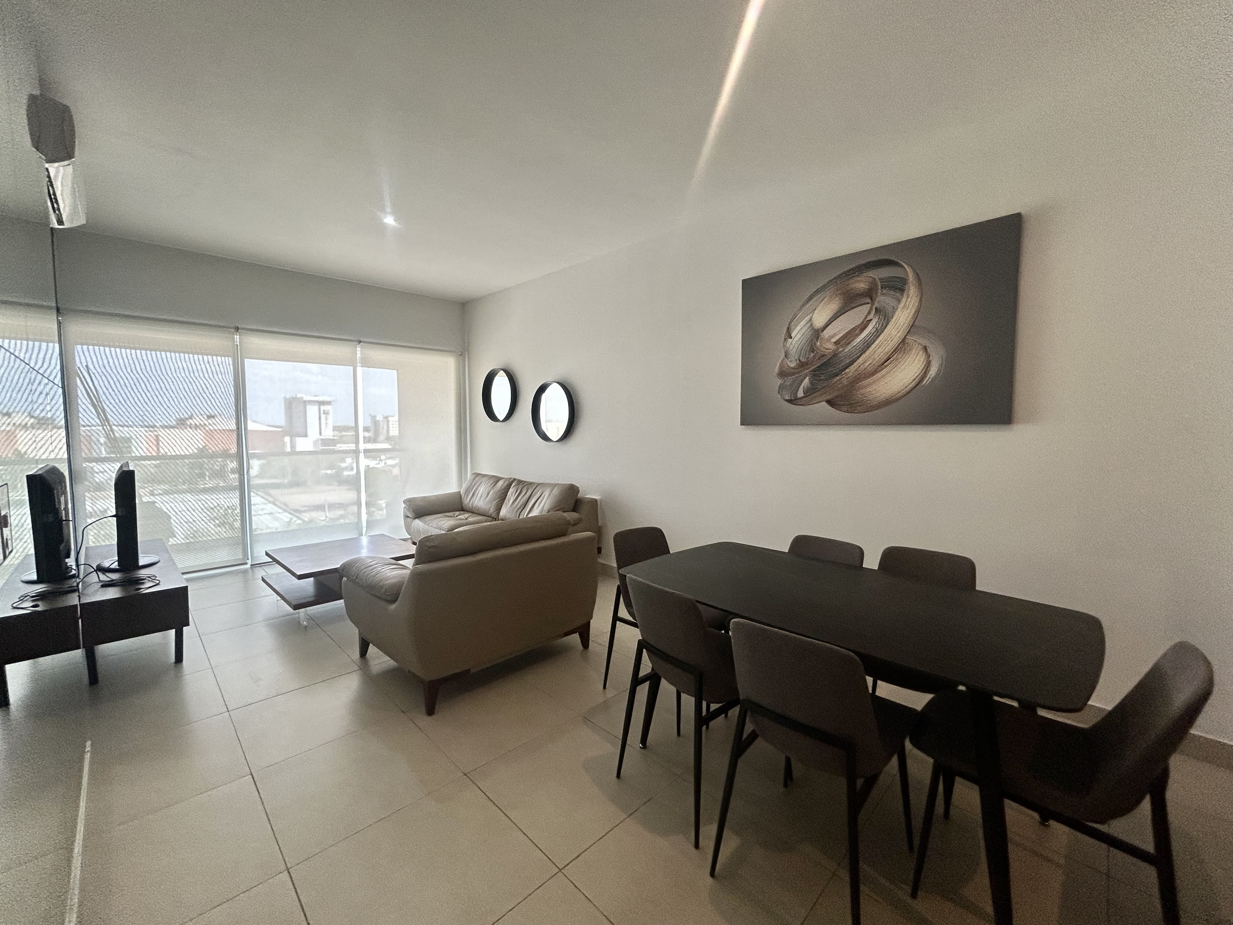 Departamento de 2 recámaras y estudio, amueblado, en Vía Montejo.