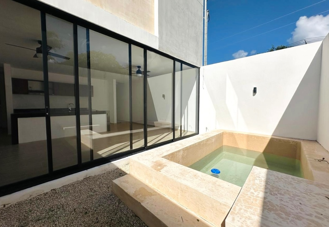 Townhouse en esquina, con piscina, dentro de privada.