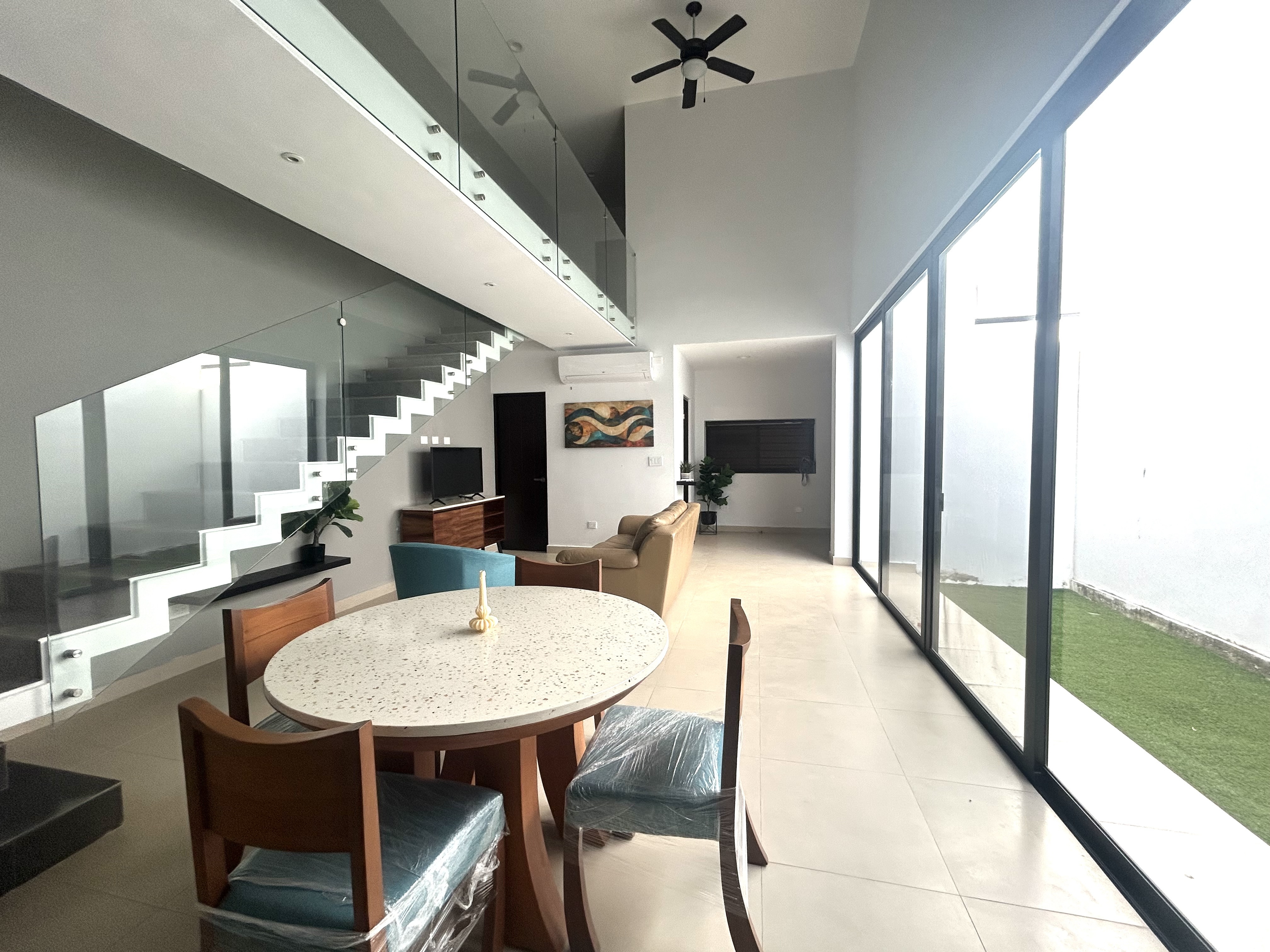 Townhouse de 2 recámaras, amueblado, con PANELES SOLARES, en privada.
