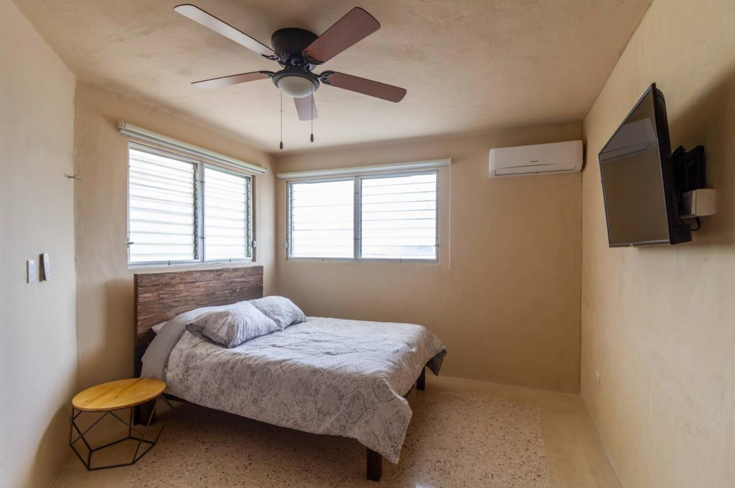 Departamento amueblado, de 1 recámara, en planta alta, cerca de Plaza Fiesta.