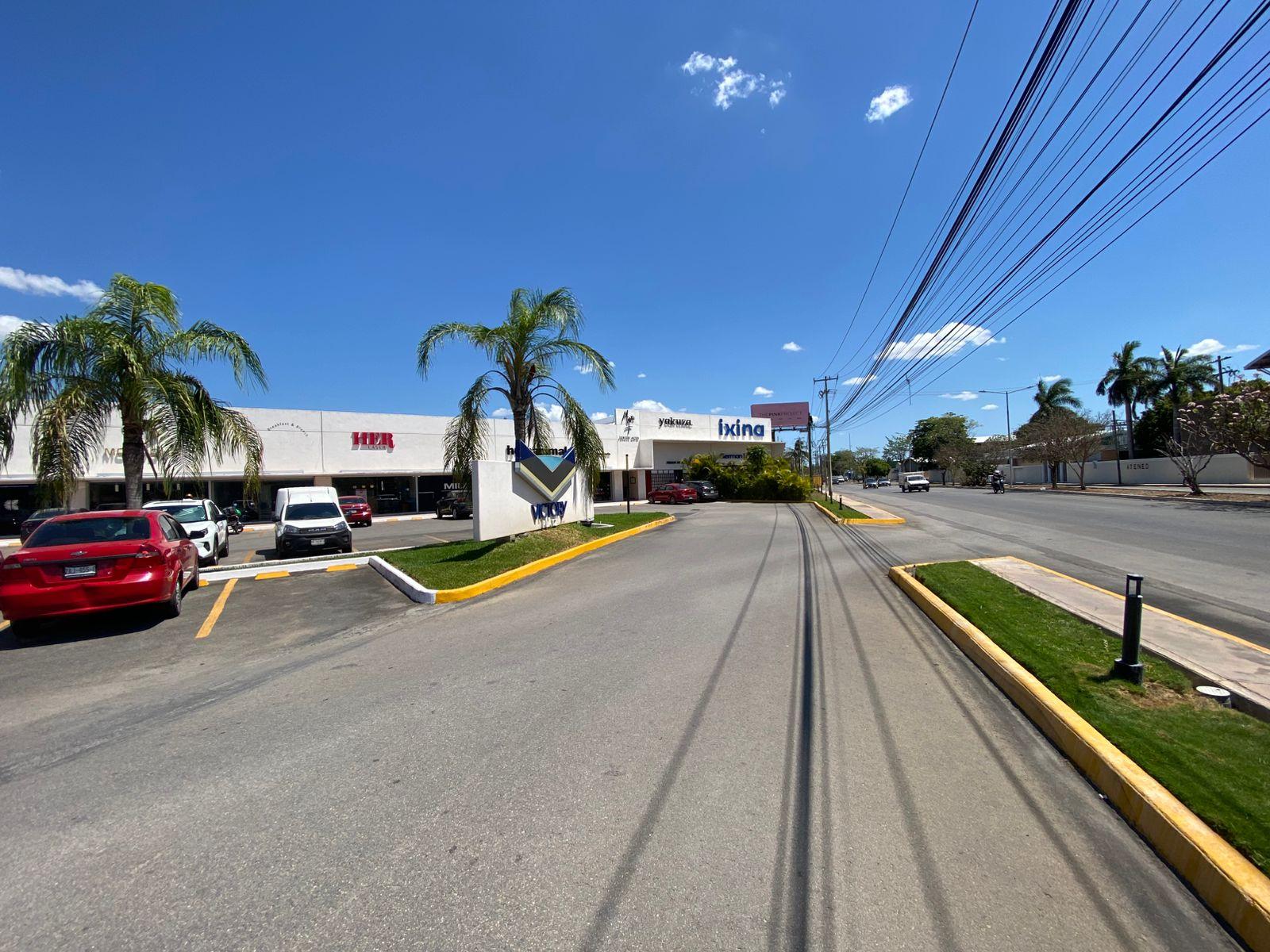 Local en planta baja, con terraza, en Victory Platz.