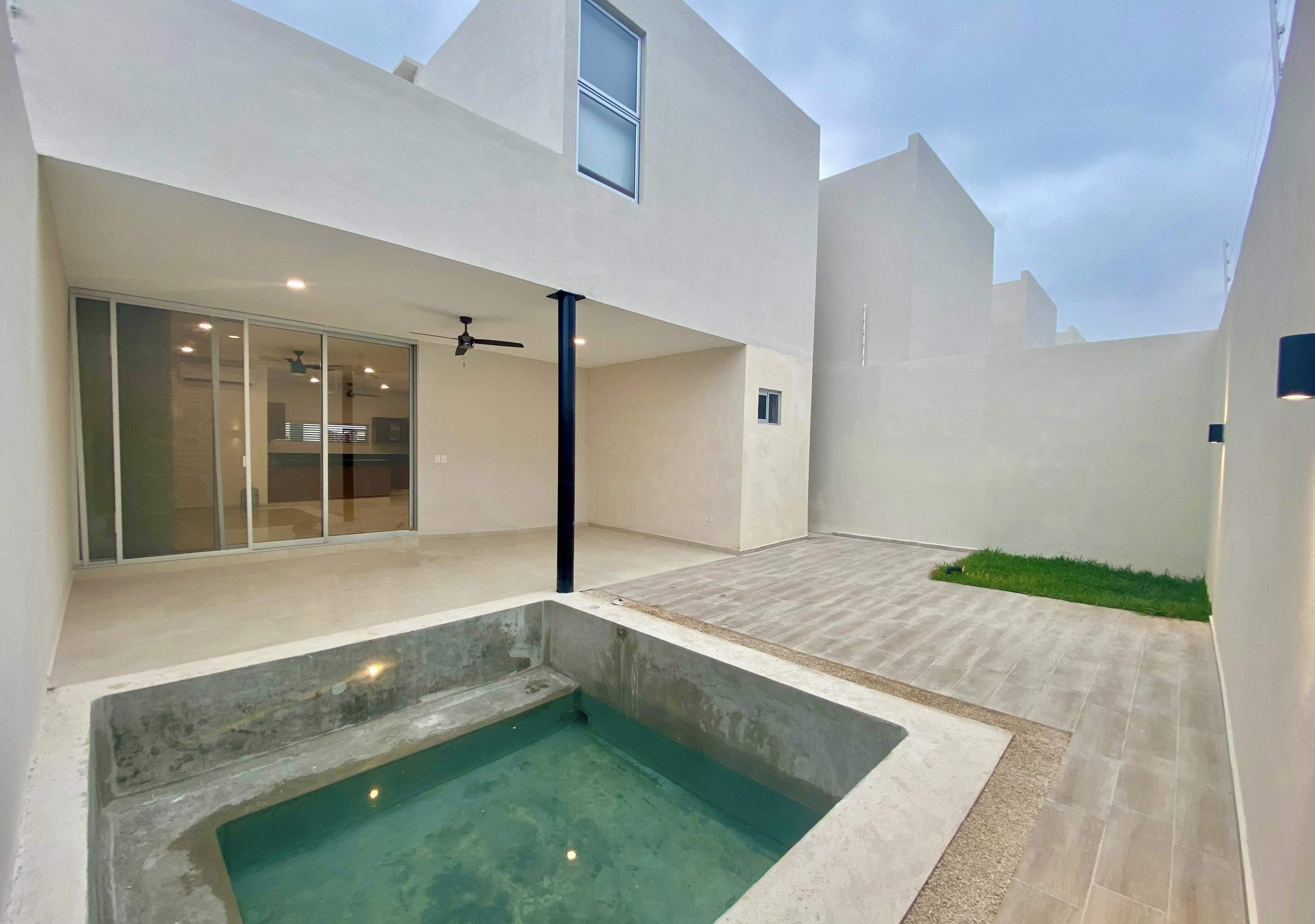 Casa de 3 recámaras, con terraza techada y alberca.