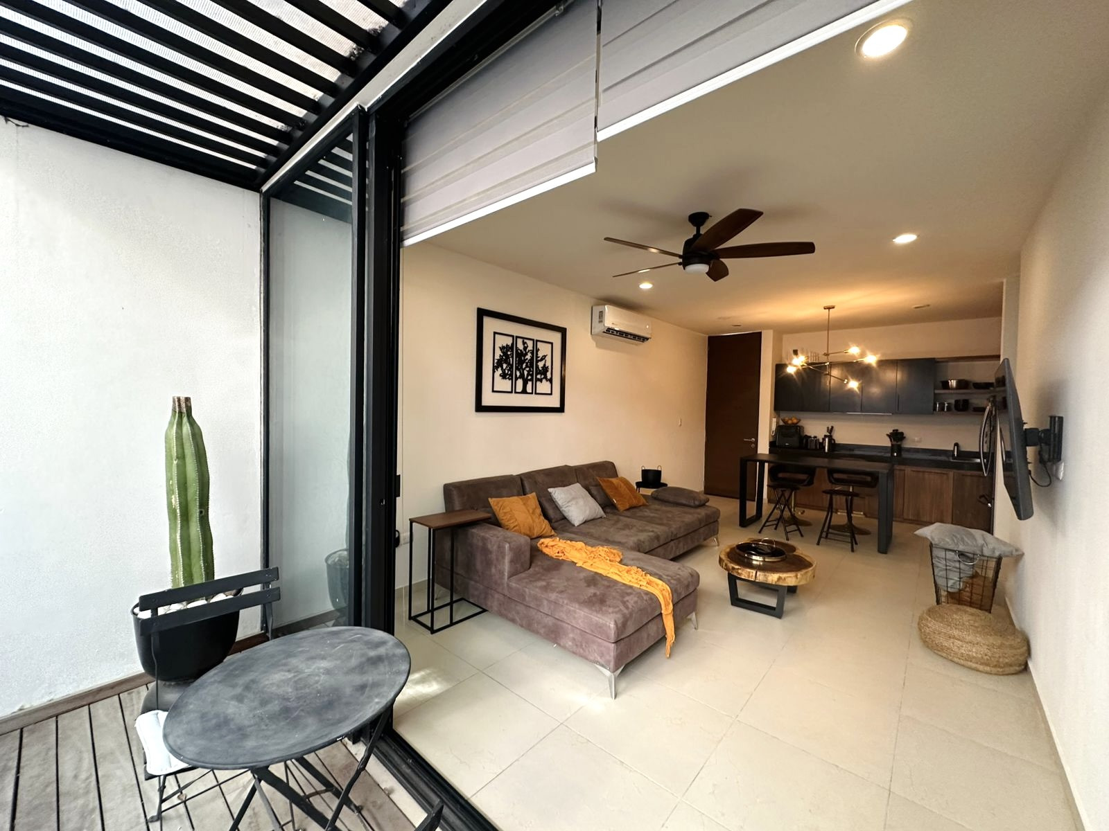 Townhouse amueblado, con jardín, dentro de privada.