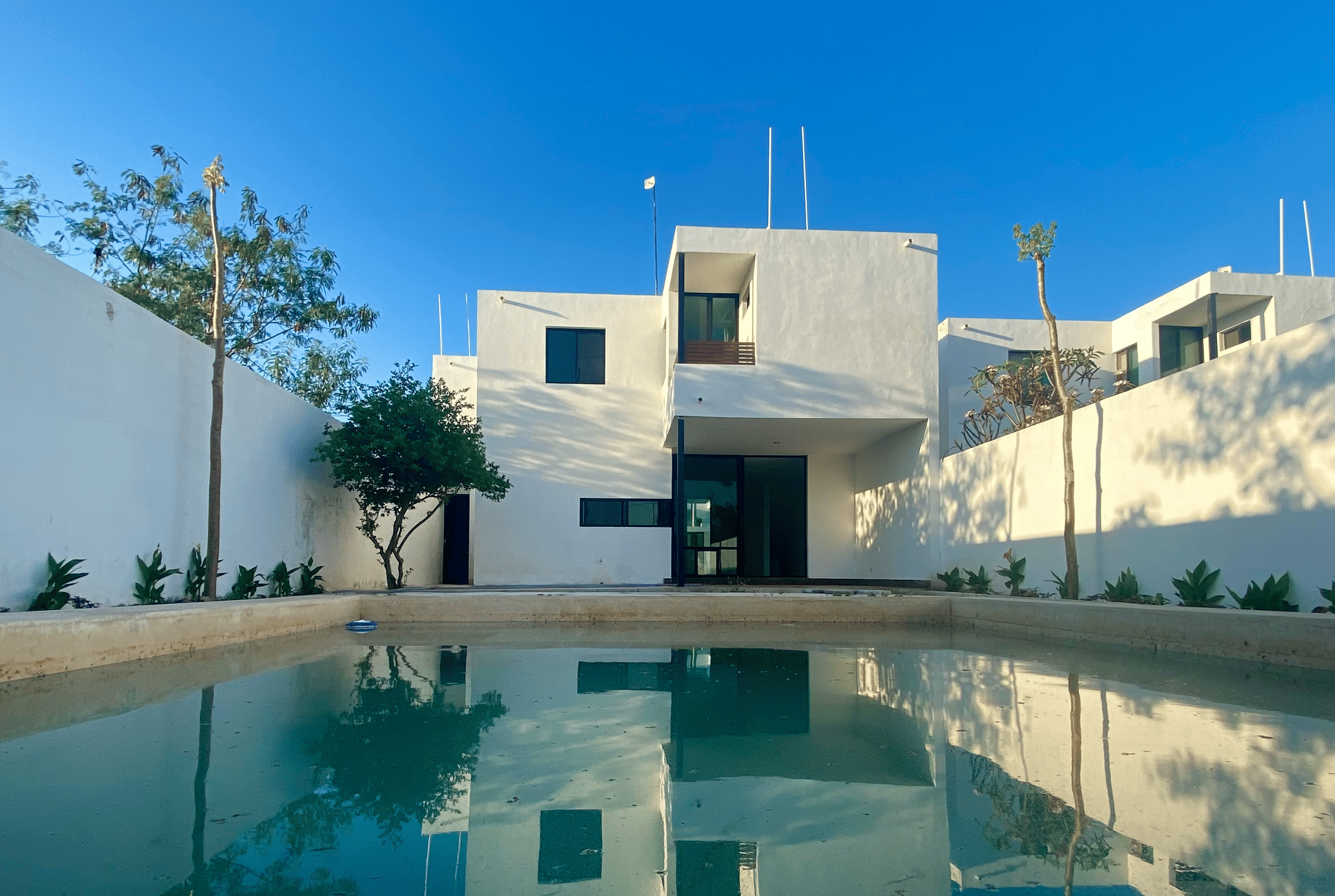 Residencia en renta, de 3 recámaras, con alberca y amplio jardín.
