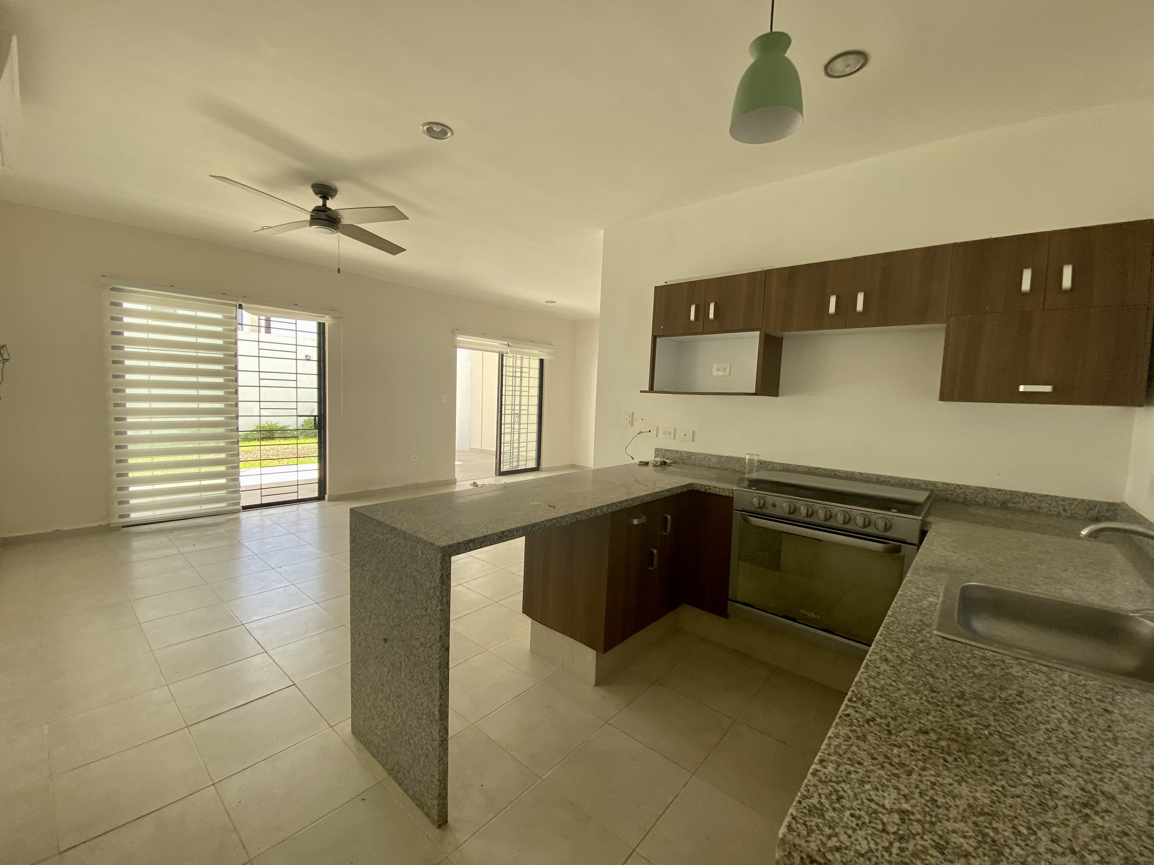 Casa en renta, de 2 recámaras, en Residencial Floresta, sin muebles.