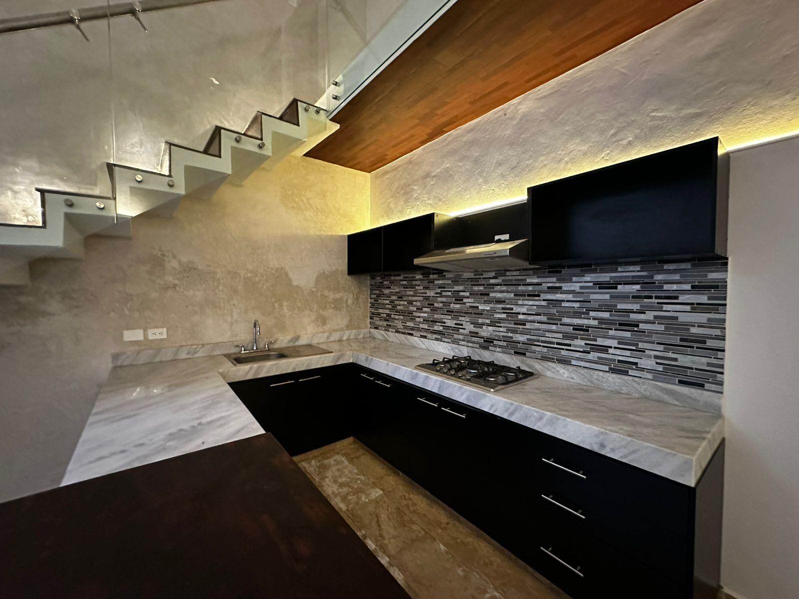 Amplio Townhouse de 2 recámaras, en Montes de Ame.